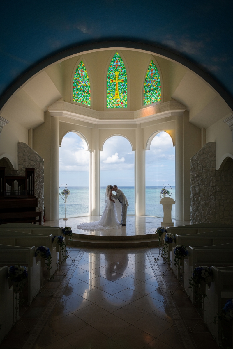 光輝くステンドグラスの下で