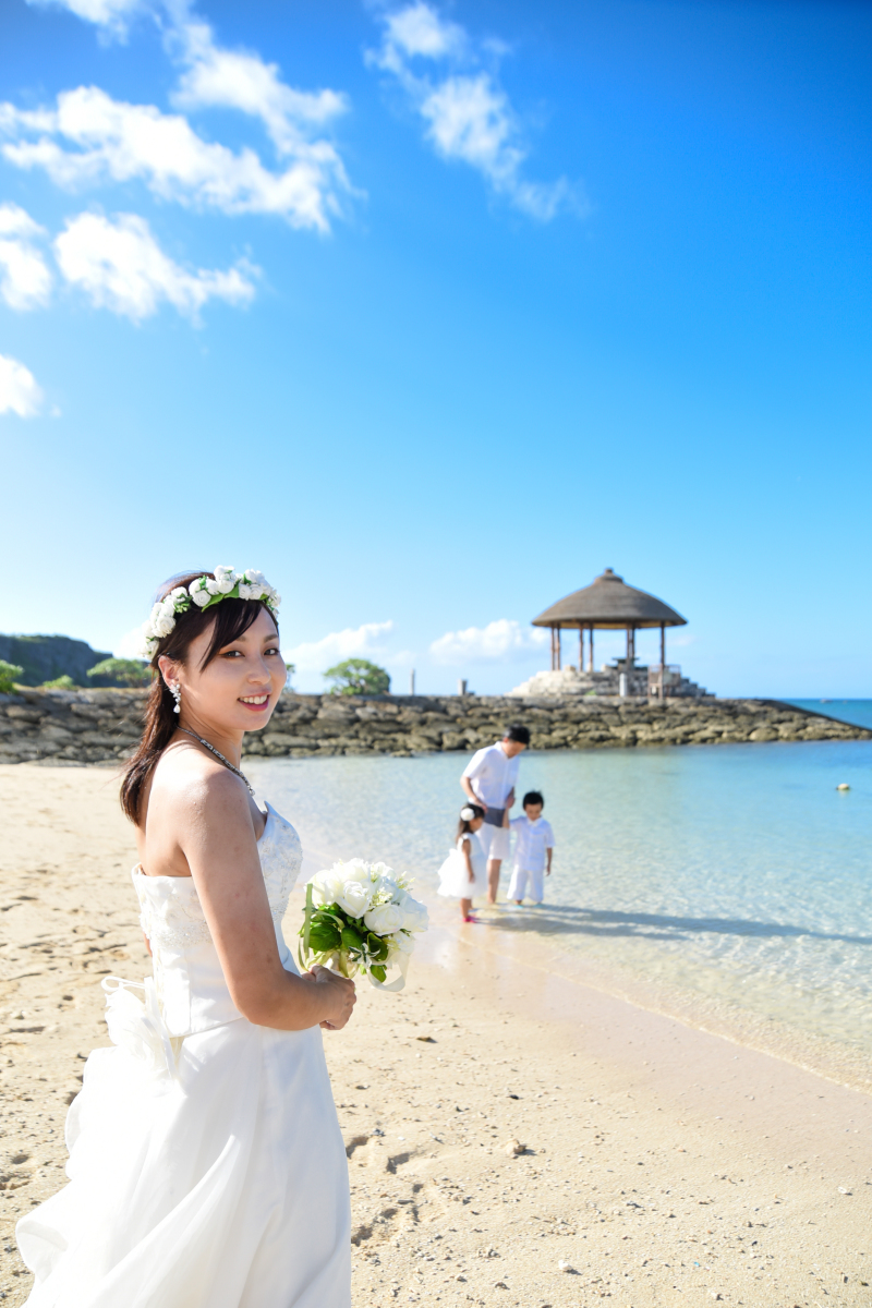 海に入る姿を見守って