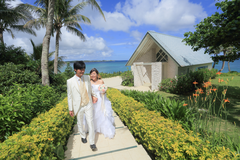 海をバックにチャペル前で