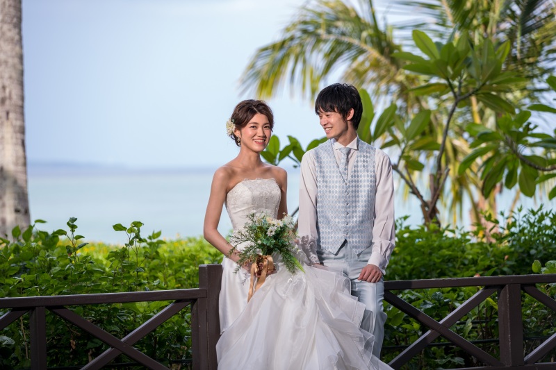 緑と海をバックに