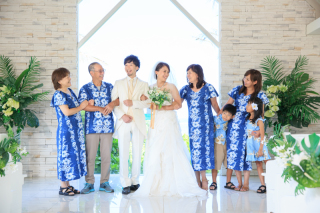 家族に見守られるチャペルフォト