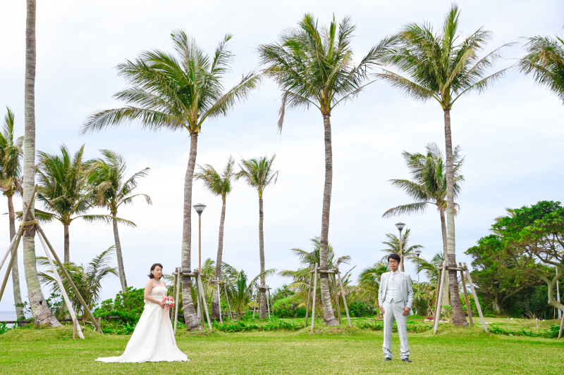 ヤシの木並ぶガーデンで