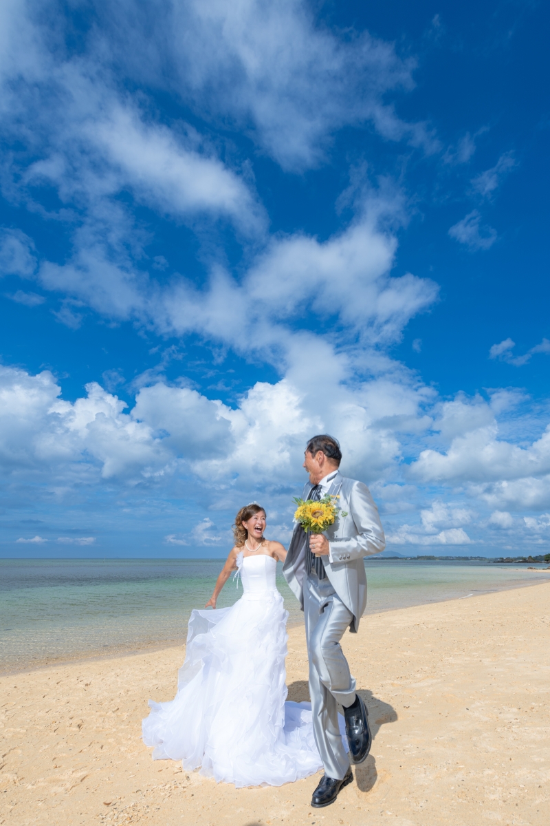 手を取りあって