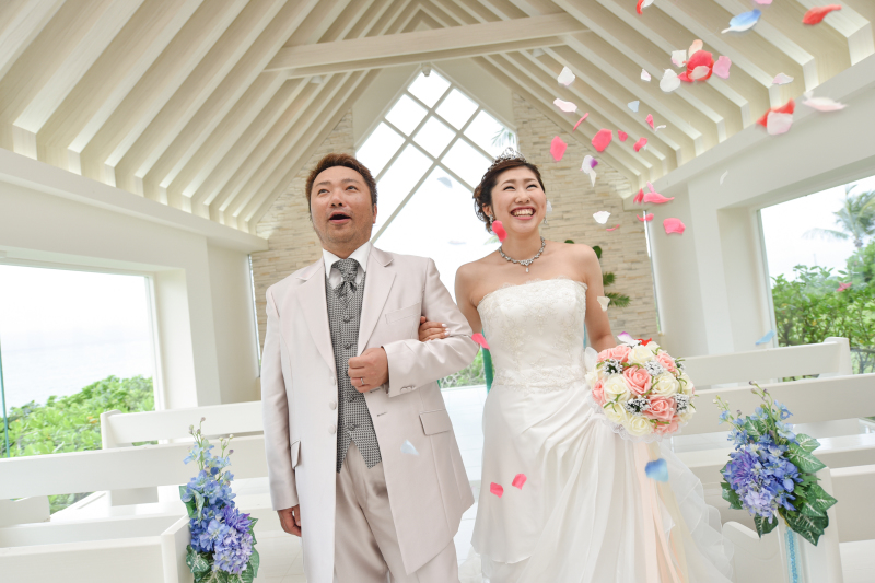 祝福のフラワーシャワー退場