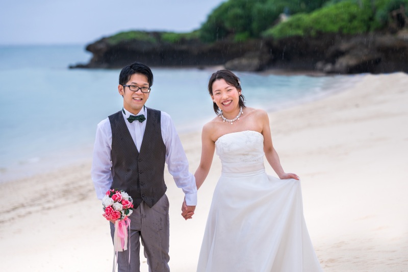 小雨のビーチで