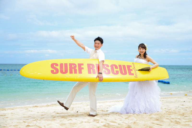 サーフボードを持って