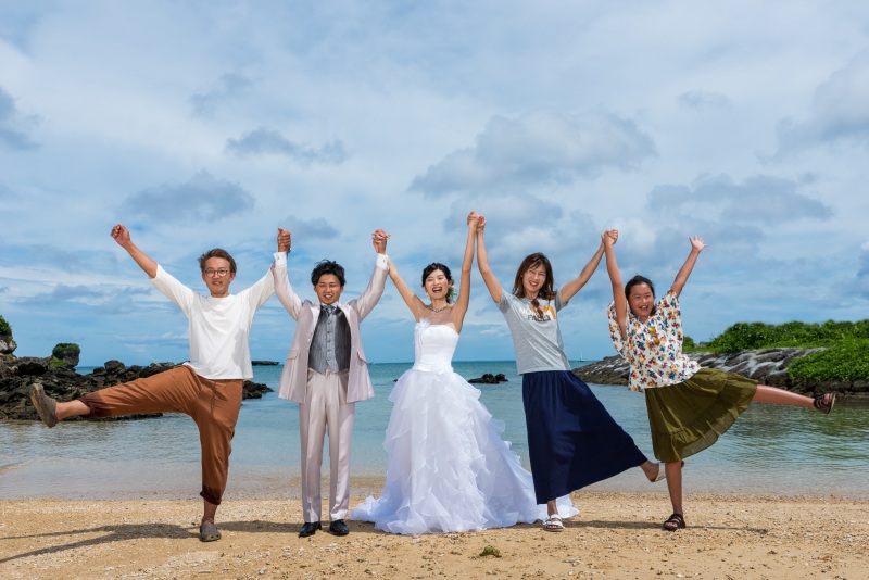 家族も見守るビーチフォト