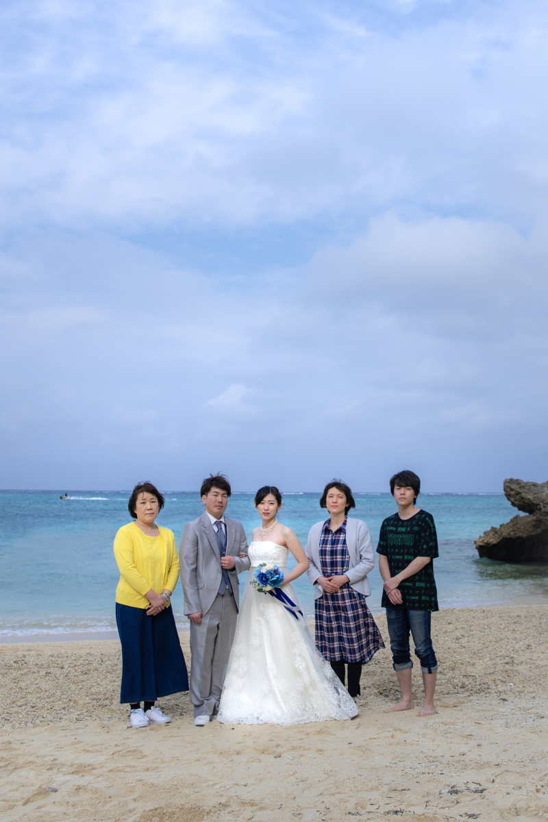 海をバックに全員で記念撮影