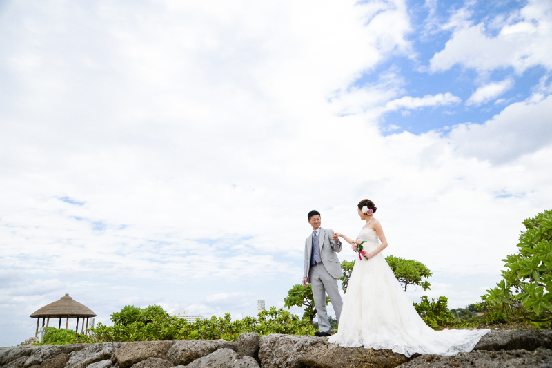 手を引く姿が印象的