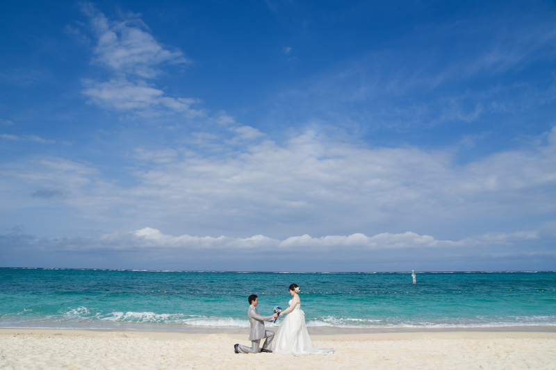 エメラルドグリーンの海の前で