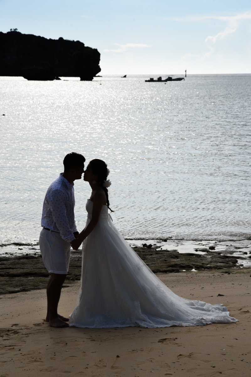 海のキラメキをバックに