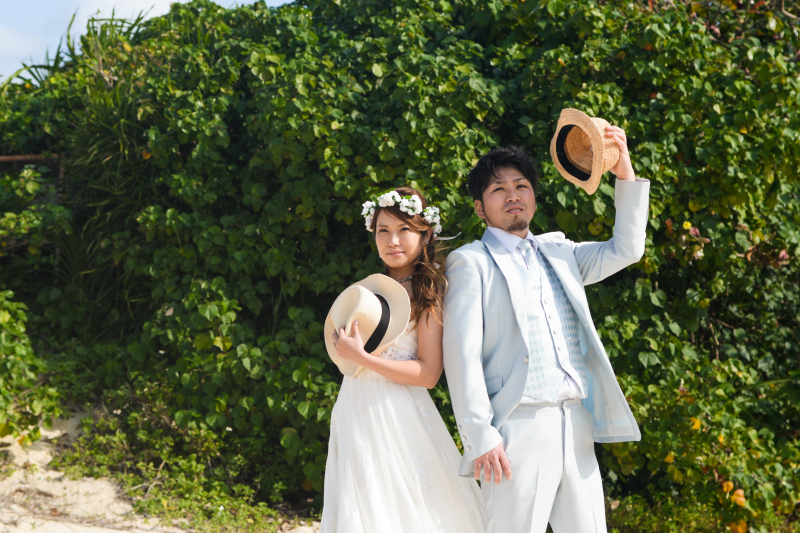 ビーチでも自然豊かな緑バックに、決めポーズで