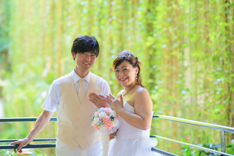 きらめくグリーンの中で