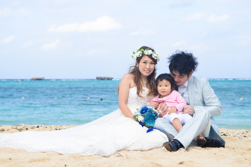 沖縄の真っ青な海で、ファミリー記念フォト