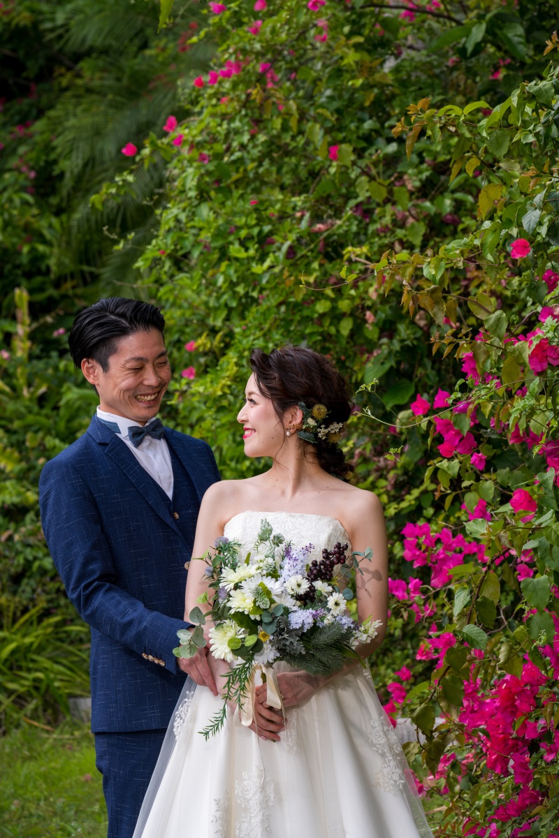 見つめ合って微笑んで