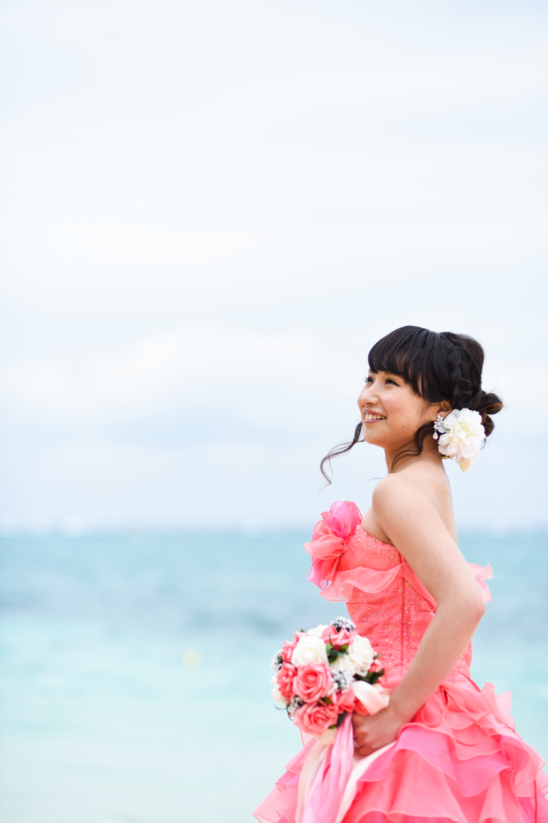 海をバックにカラードレスが色鮮やかに