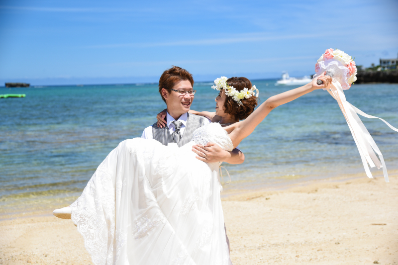 ビーチでだっこシーンも