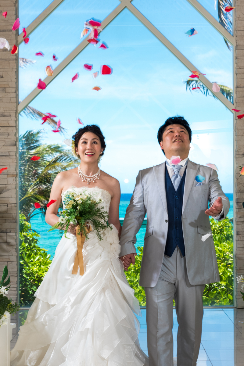 フラワーシャワーで退場