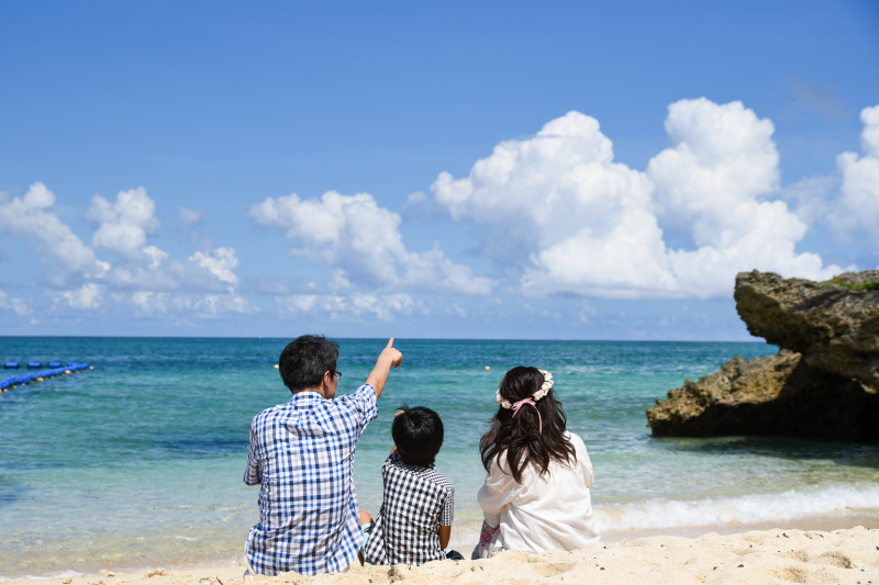 家族3人、海を見つめて