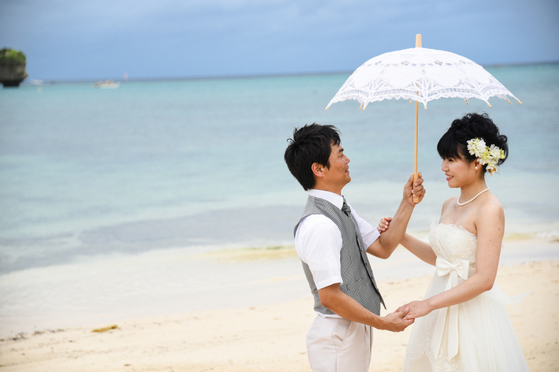 パラソルを差し出して