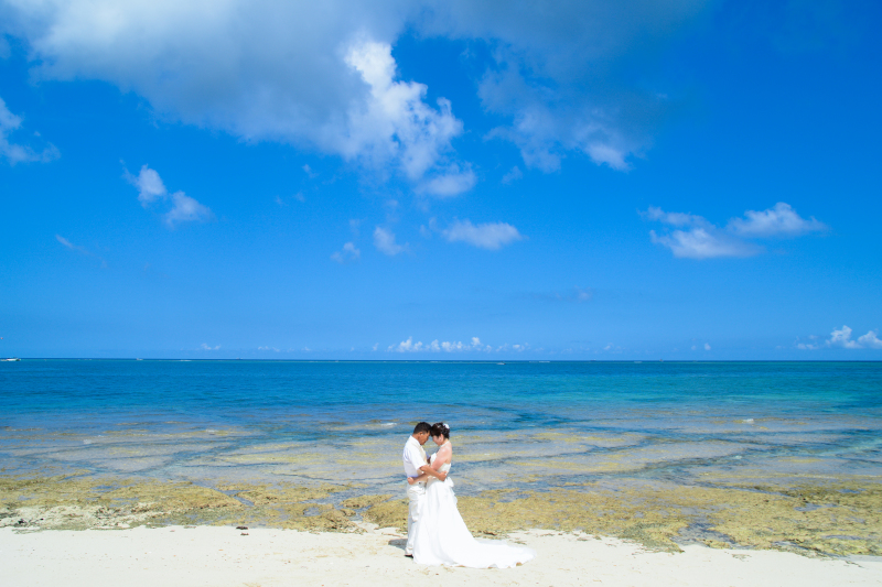 どこまでも広がる真っ青な海をバックに