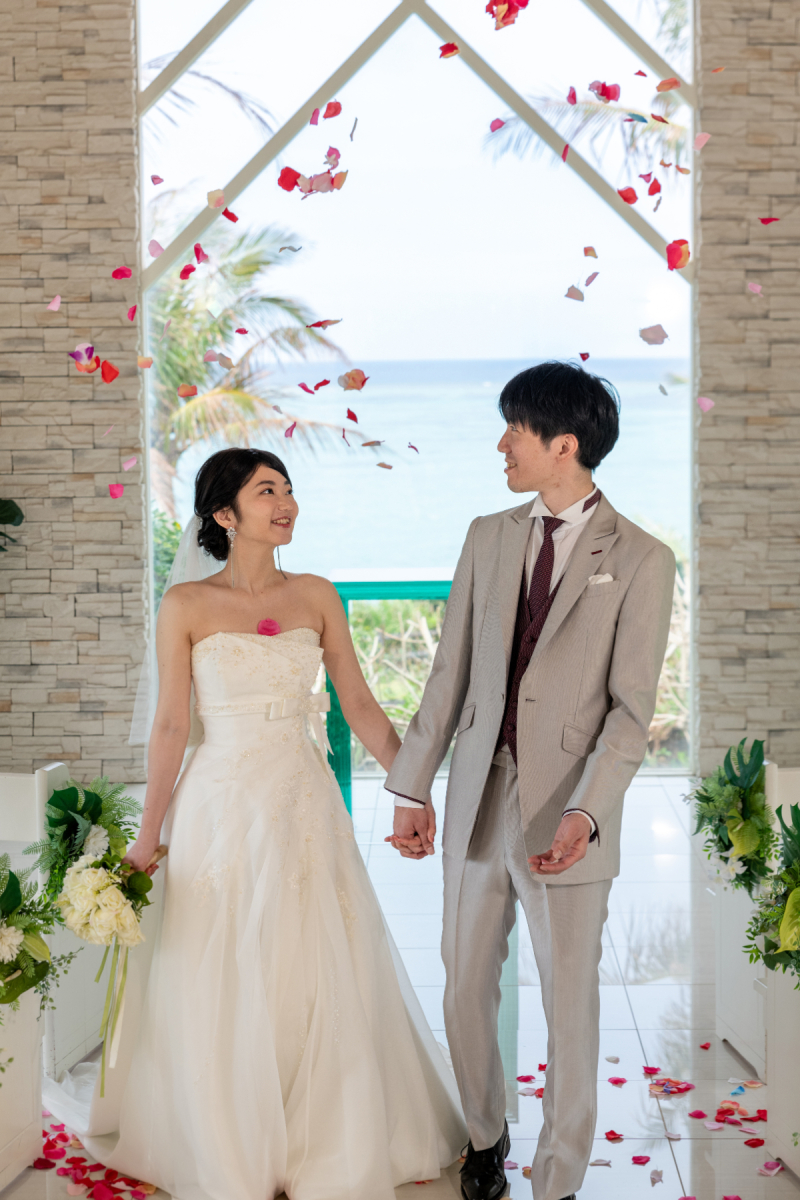 フラワーシャワーで祝福だワンッ