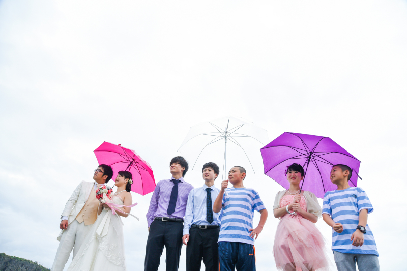 小雨の中もカラフルな傘で