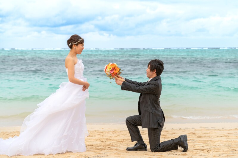 ドレスがなびいて