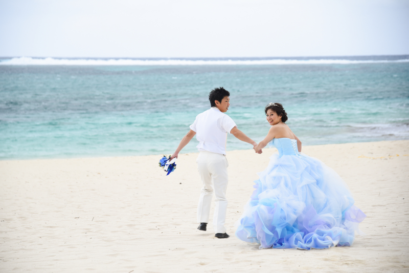 ビーチではブルーのドレスで