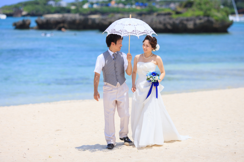 夏のまばゆい日差しのもとで