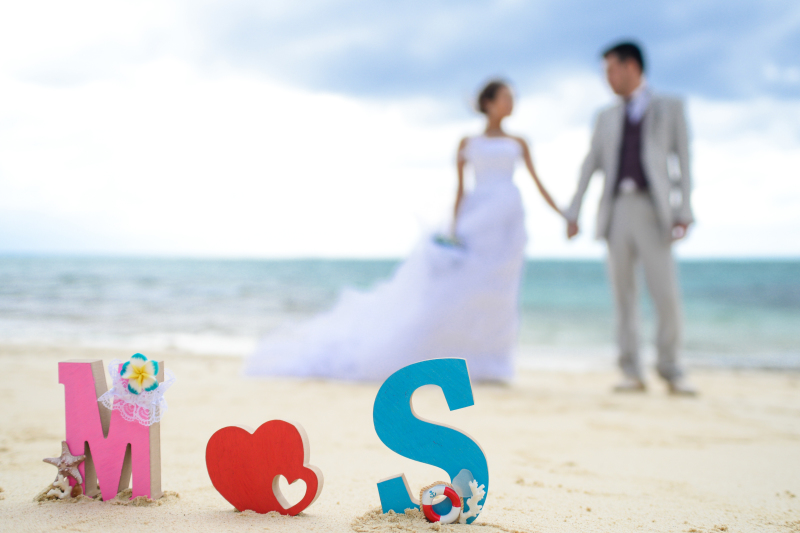 小物を使ってビーチでキュートなおふたり