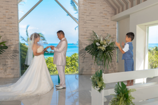 家族との忘れられないチャペルセレモニーフォト