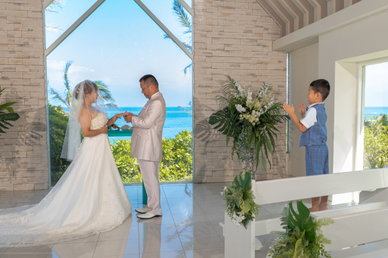 家族との忘れられないチャペルセレモニーフォト