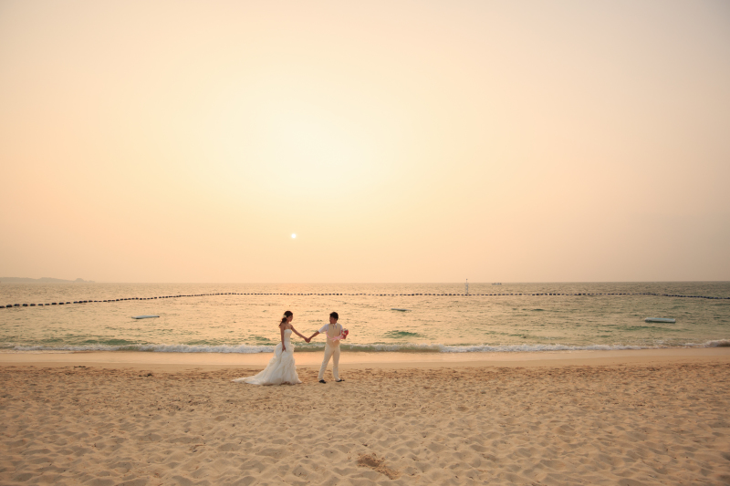 広がるビーチに茜色の空