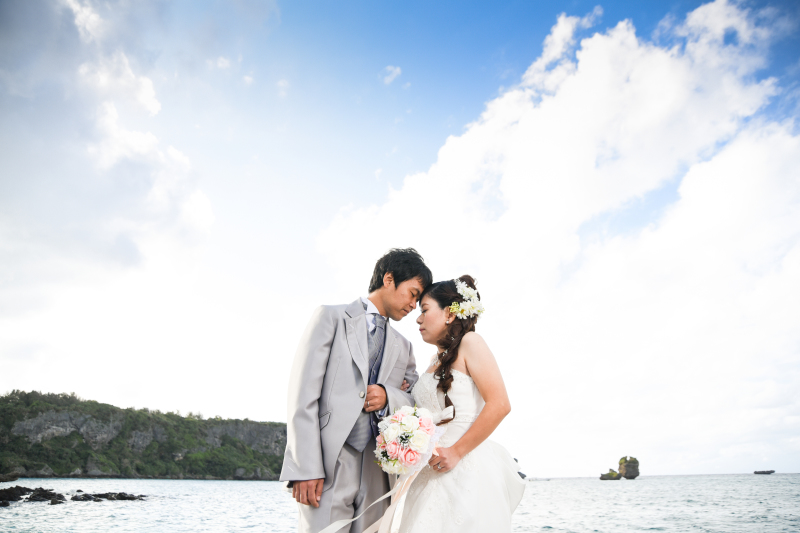 沖縄の空がベールのように、ふたりを包む