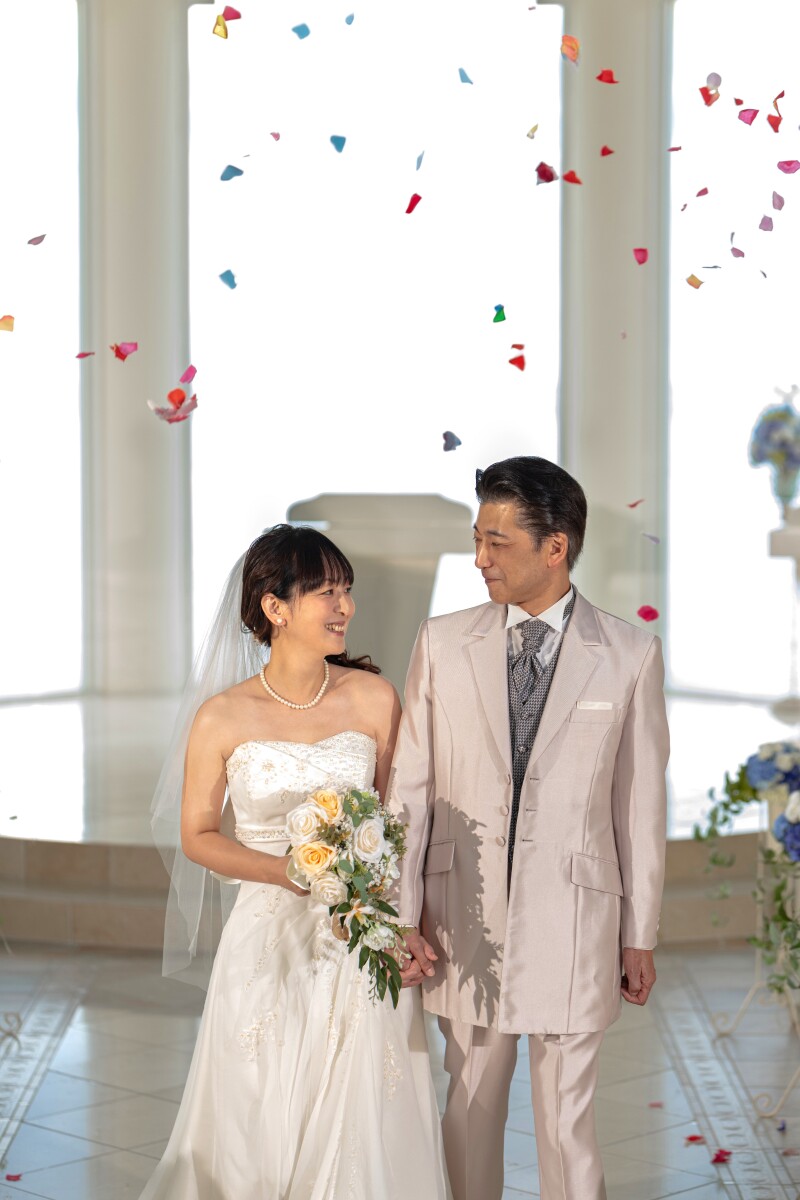 お花が舞うなかで