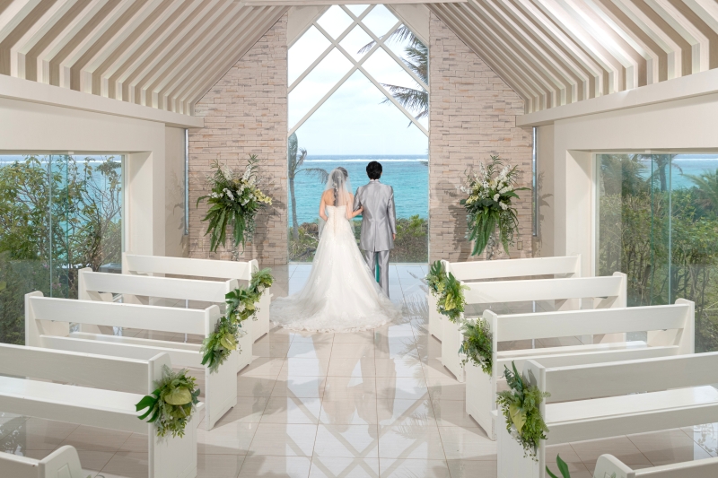 純白の自然に囲まれたチャペル