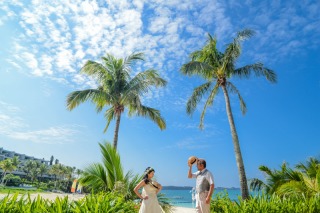 花とヤシの木とムーンビーチ