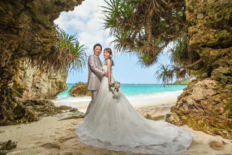 海をバックに、おふたりだけの洞窟で!