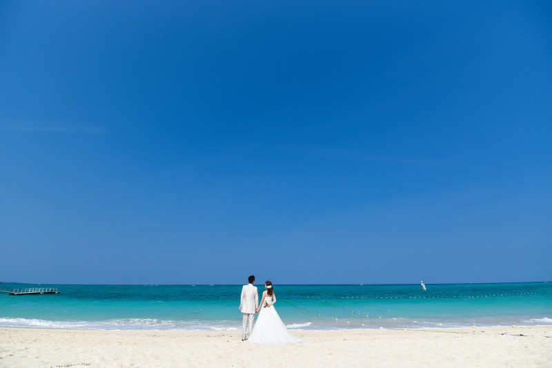 真っ白のビーチに二人だけで