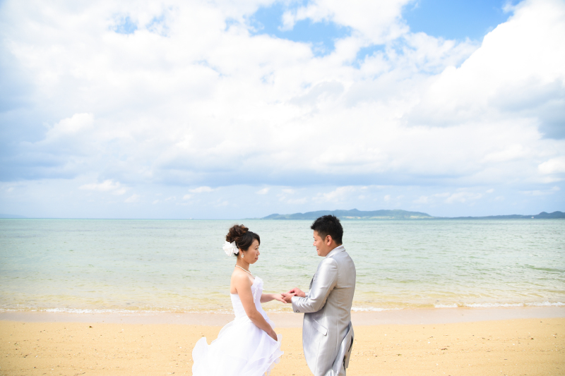ビーチで指輪の交換を