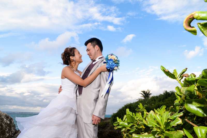 青空のもと、緑と海バックに思わず笑顔