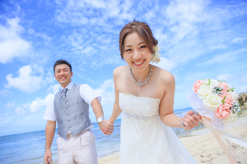 沖縄らしいブルーをバックに