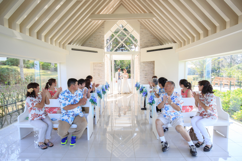 ゲストに見守られて、チャペル入場