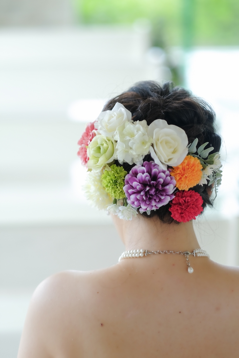 お花のヘアピースで可憐に変身!
