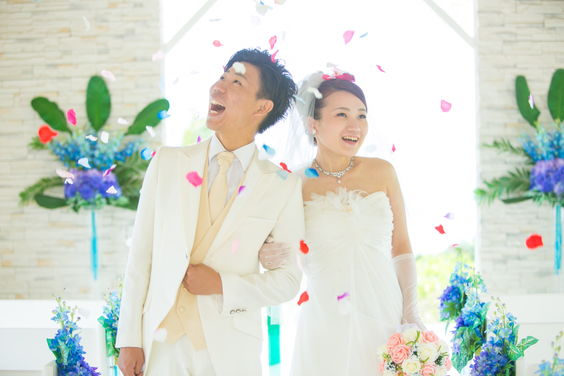 フラワーシャワーで幸せの笑顔