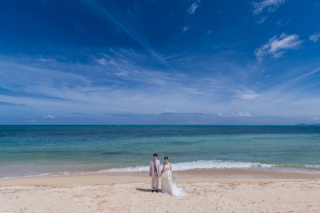 沖縄の真夏の青空の下