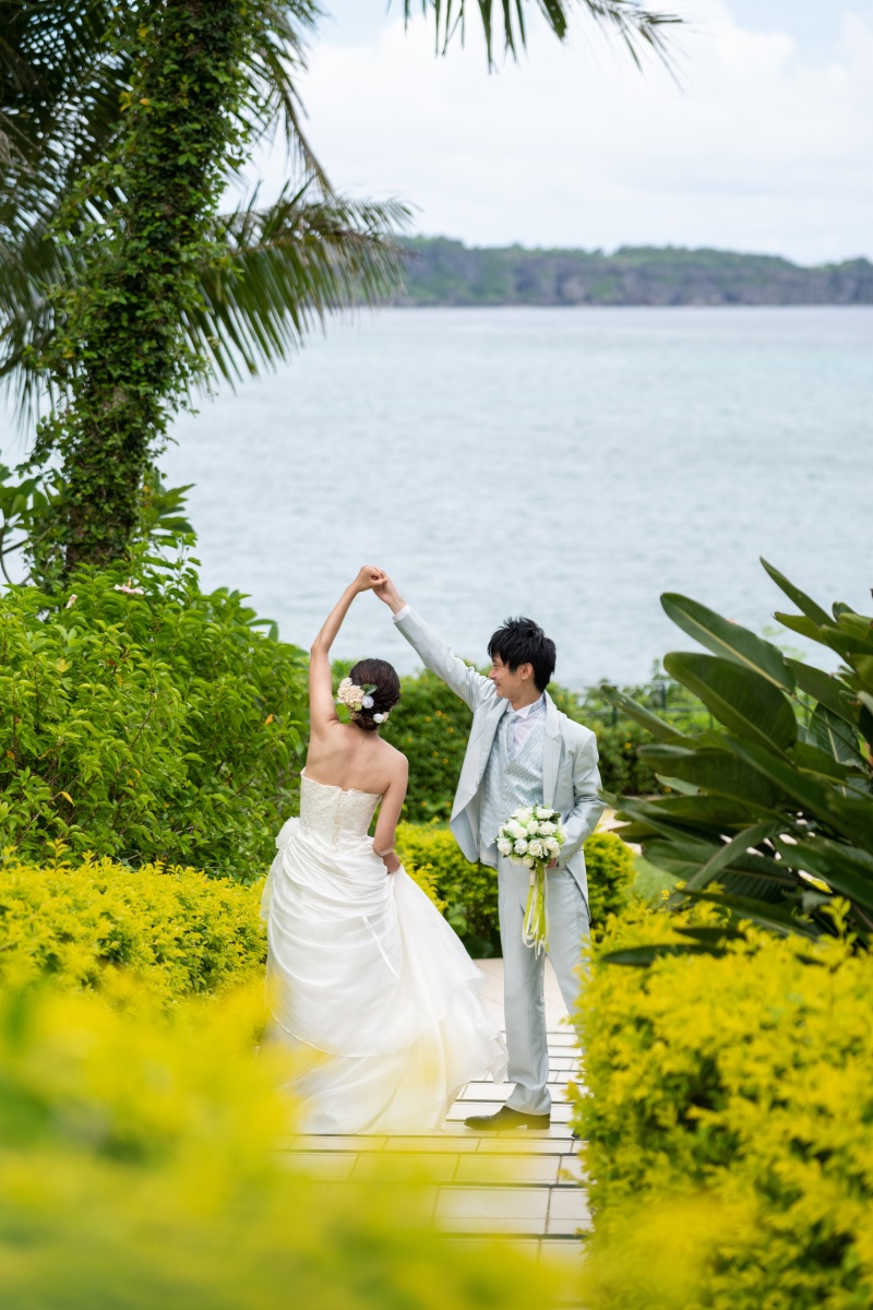 チャペル前の階段で