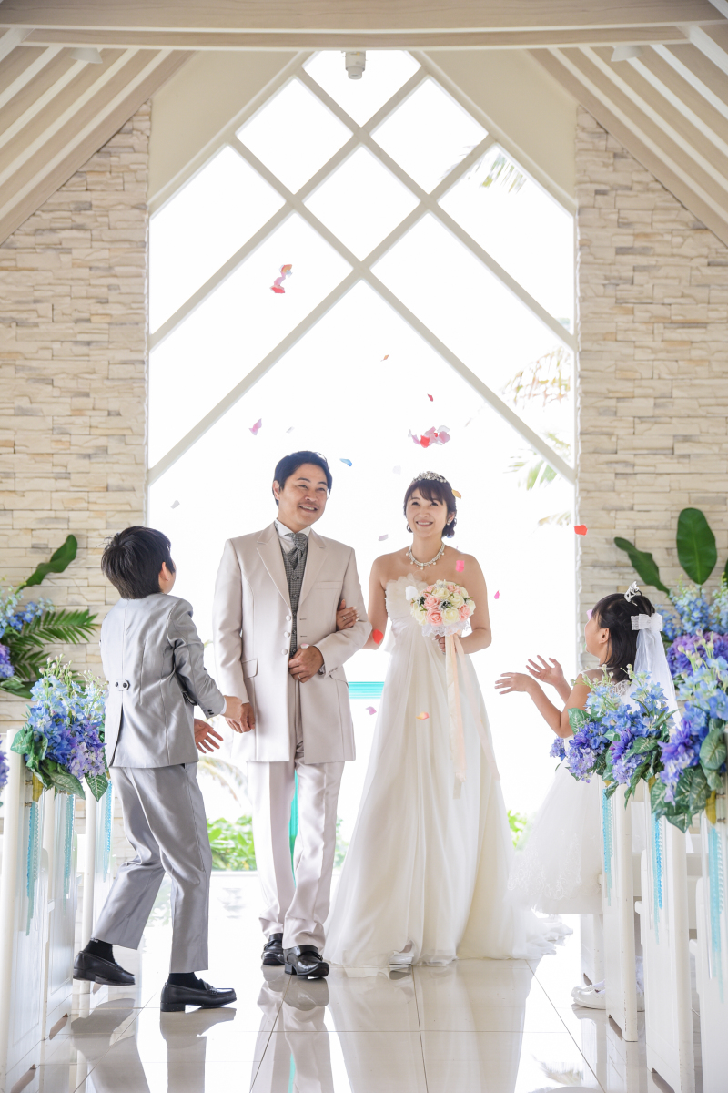 子供たちが明るく祝福