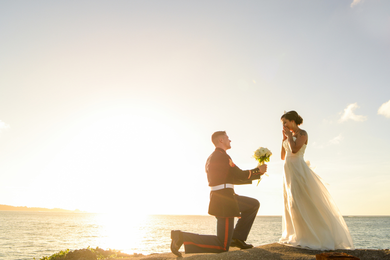 夕陽をバックにプロポーズシーン